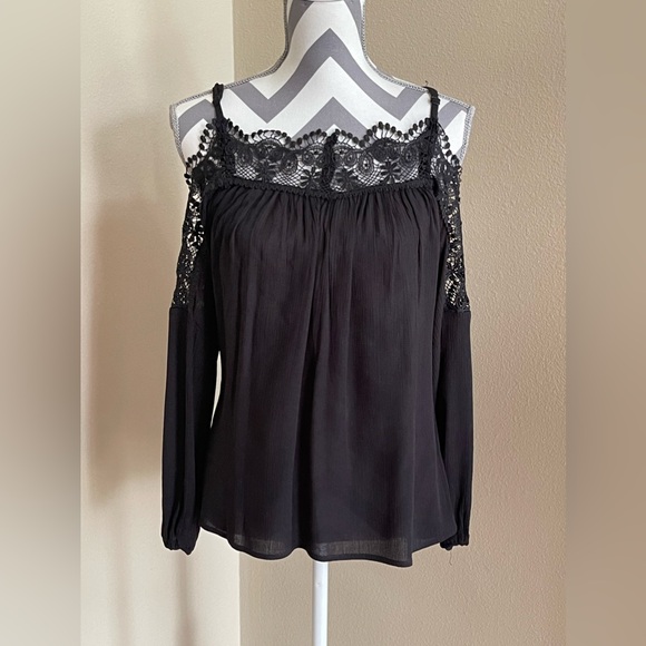 Daytrip Black Crochet Trim Cold Shoulder Shirt - Size: XS - Picture 3 of 9